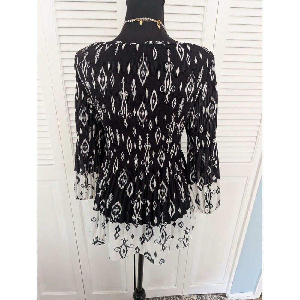 Floral & Ivy Boho Pleated Blouse Women's PL Black White Geo Print Slimming Top - Picture 5 of 13